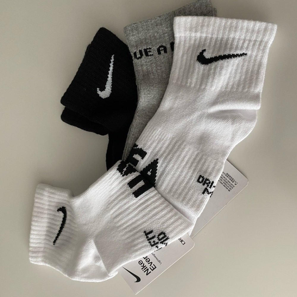 Nike Athletic Every day dri fit socks. White / Black 
Cushioned Performance 🙂